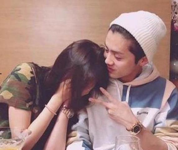 鹿晗关晓彤被其他明星爆料视频,娱乐圈风波再起，真相成谜？”  第1张